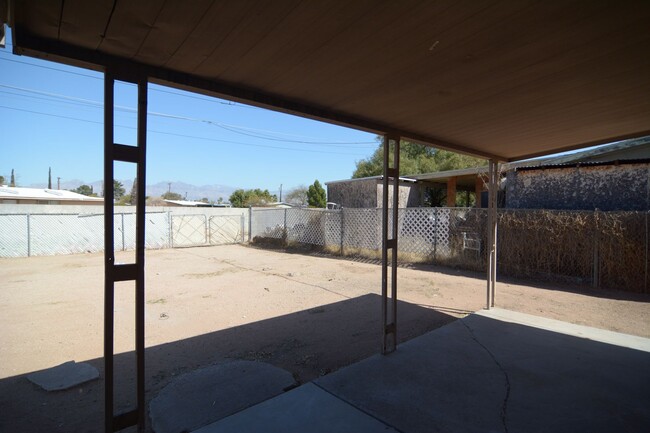 Building Photo - Updated 3 Bedroom 1 Bath Home! Central Tucson Location!