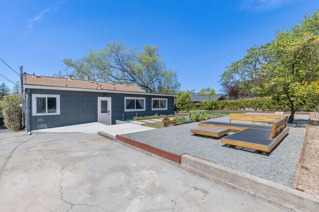 Building Photo - Fully Furnished 3-Bedroom, 1-Bath Modern Bungalow