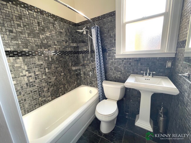 Building Photo - Spacious 4BR/2BA in Mission Terrace – San Francisco