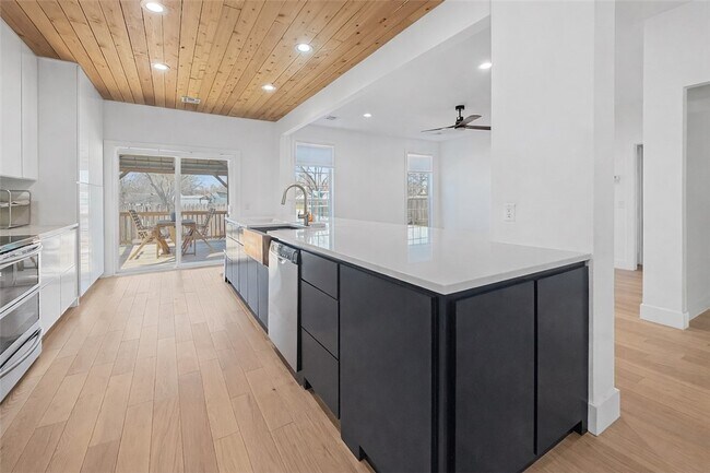 Building Photo - 110 SE G Ct