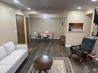 Building Photo - 3005 Fernwood Ave
