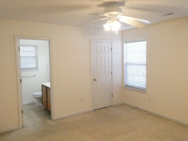 Building Photo - 3 Bed, 2 Bath Home; off Creasy Springs Rd