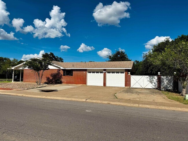 Building Photo - 201 Gumwood Ln