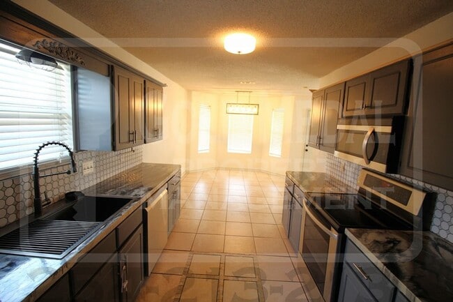 Building Photo - Beautiful 4-Bed, 2-Bath Home - Now Availab...