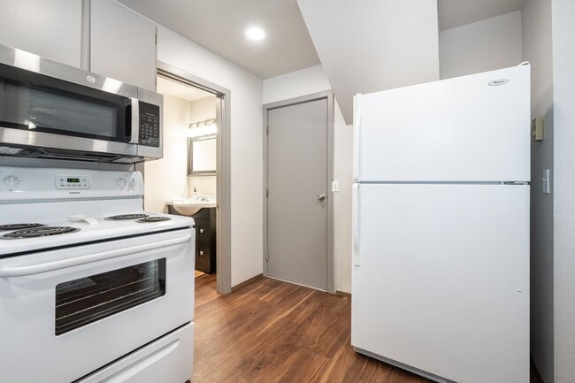 Building Photo - PENDING APPLICATION; Westside 2BD Duplex