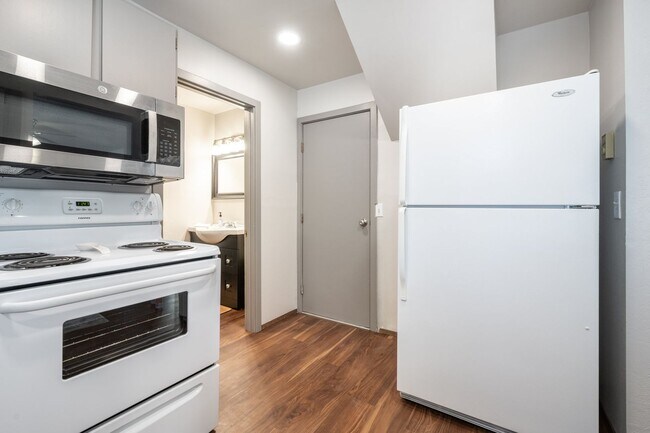Building Photo - Westside 2BD Duplex