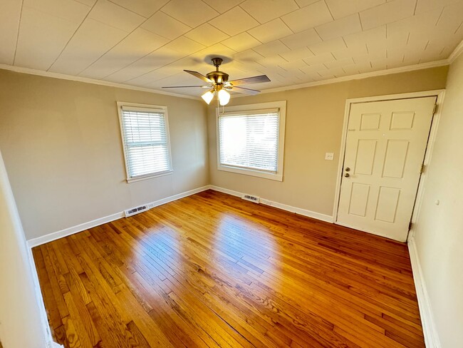 Building Photo - 2Bd/1Ba Fully Renovated 2024 House with Fe...