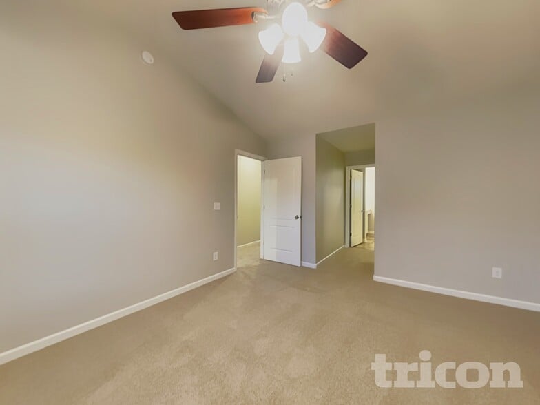 Building Photo - 1517 Waylon Ave