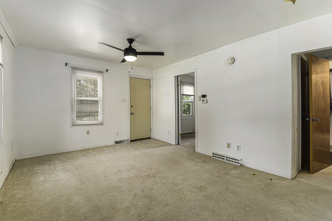 Building Photo - 1119 N Twyckenham Dr