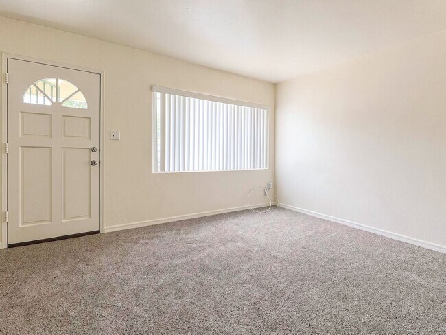 Building Photo - 3 Bedroom Home for Rent Near Tiger Stadium & Lakeland Regional!