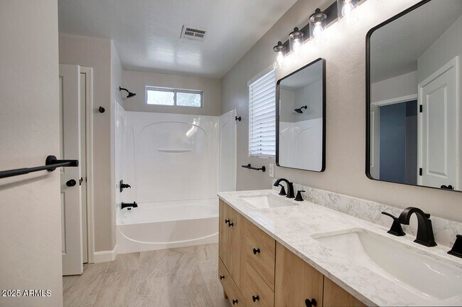 Building Photo - 1552 S Roadrunner Dr