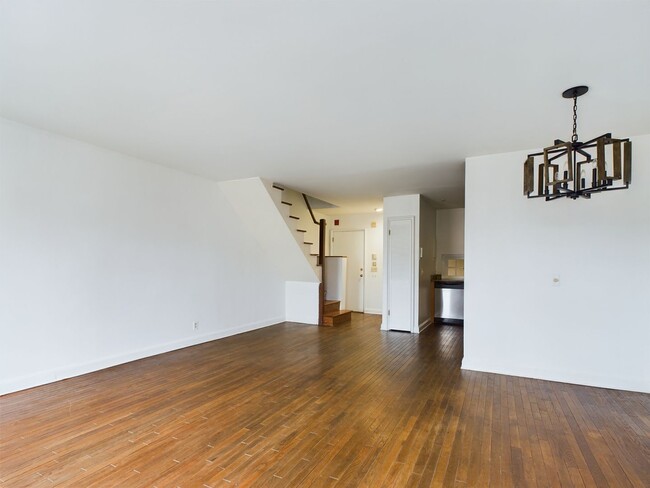 Building Photo - Fairmount 2 bed/1bath Bi-Level on Green St...