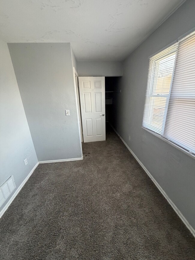 Building Photo - 8865 N Swan Rd