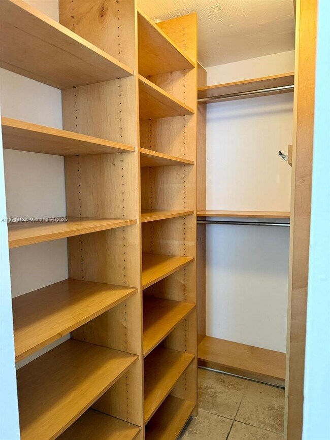 Building Photo - 2000 NE 135th St