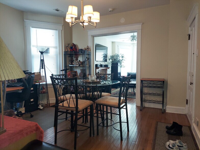 Building Photo - 1832 W Addison St