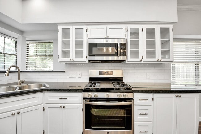 Building Photo - 5310 Oak Cove Dr