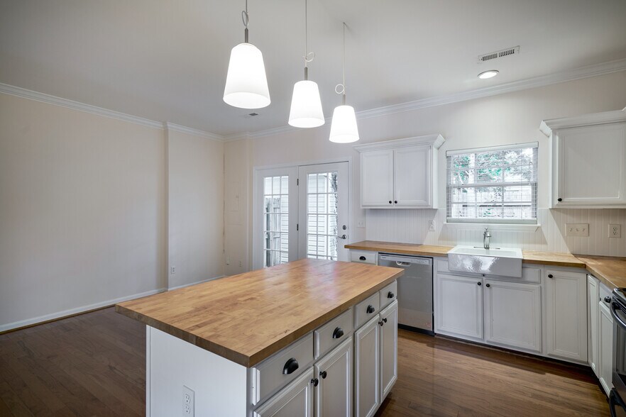 Building Photo - 420 Canewood Pl