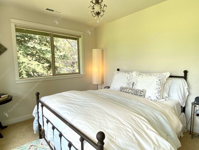 Building Photo - Stunning High-End Home on the 17th Hole at...