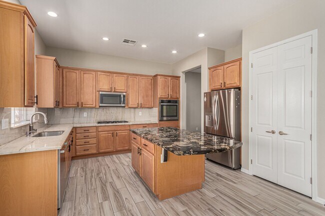 Building Photo - Anthem Highlands home with energy saving u...