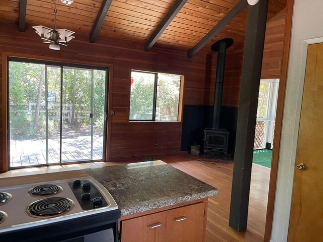 Building Photo - Cozy and convenient, private location, Cot...