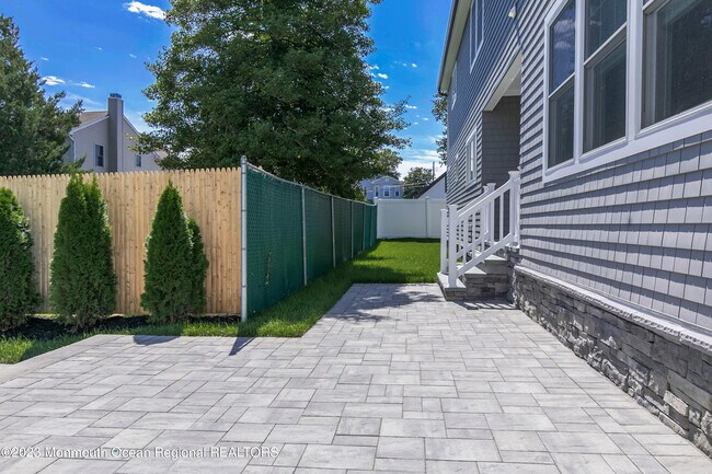 Building Photo - 402 6th Ave