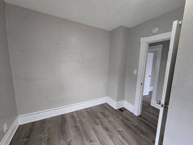 Building Photo - 214 Edwards St