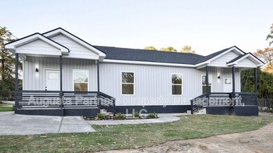 Building Photo - 2122 Circular Dr