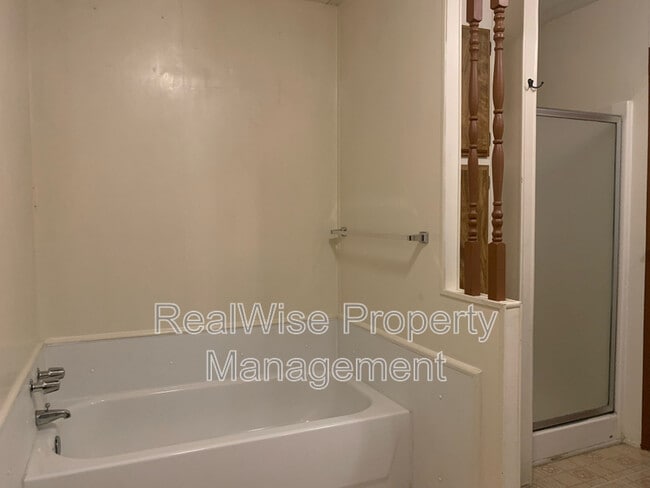 Building Photo - 4620 Redwood Ave