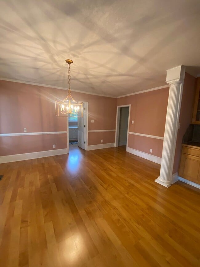 Building Photo - Beautiful 3 BR/2.5 BA Waterfront Home on Trent River!