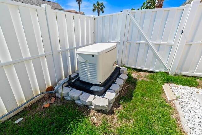 Building Photo - 200 Islamarada Ct