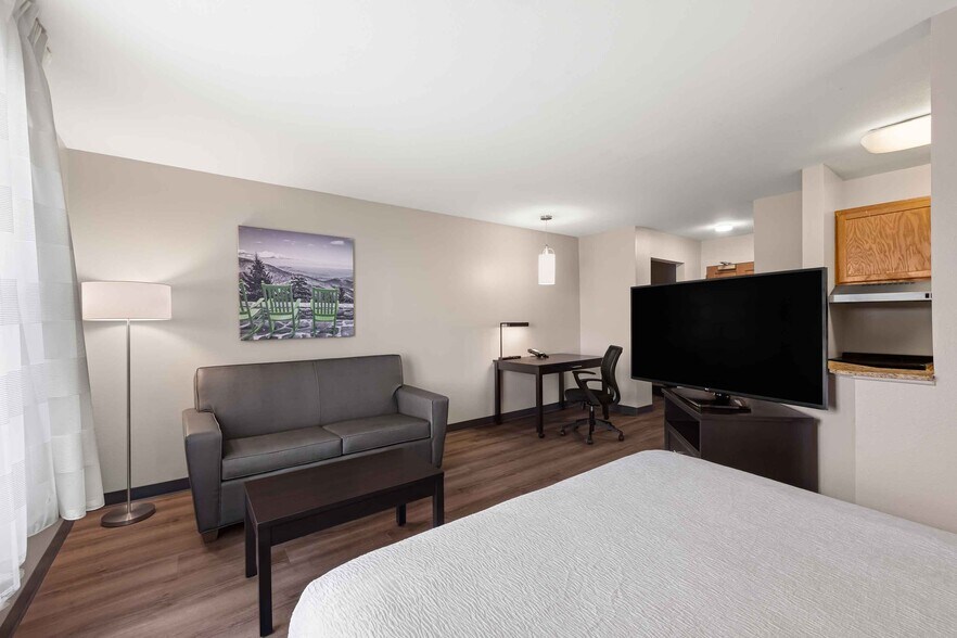 Building Photo - Furnished Studio-Fenton