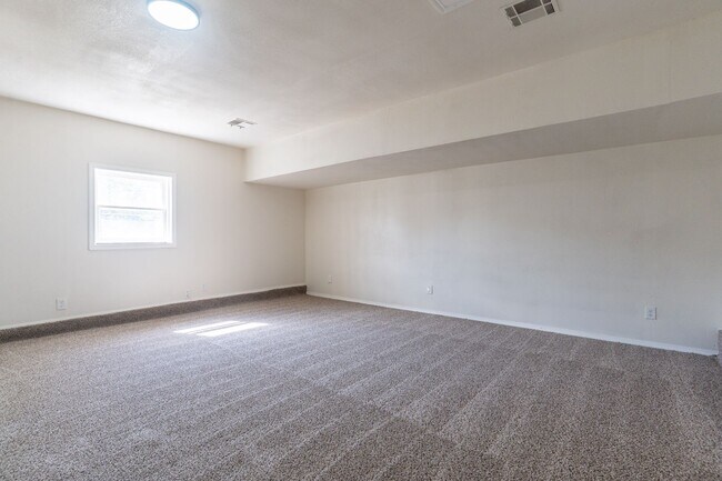 Building Photo - 2804 SE 47th St