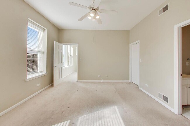 Building Photo - 1481 W Irving Park Rd