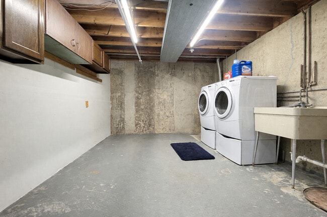 Building Photo - 1527 Mohawk Trail