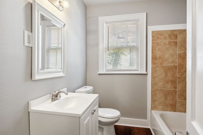 Building Photo - Large 2 Bedroom/1 Bath Downtown Home Near ...