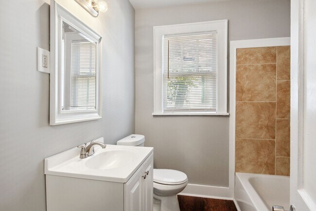 Building Photo - Large 2 Bedroom/1 Bath Downtown Home Near Forsyth Park