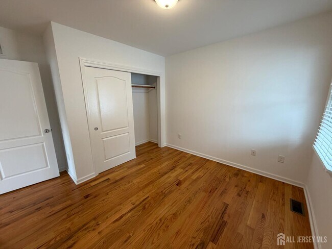 Building Photo - 16 E Kupsch St