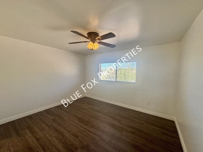 Building Photo - 900 E Vía Lucitas