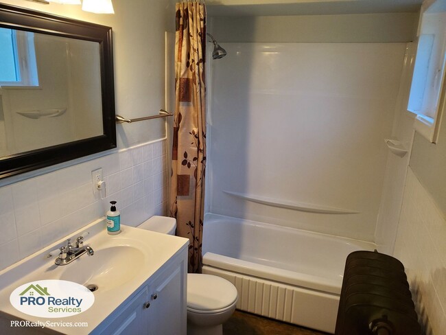 Building Photo - Charming 4 Bedroom Home