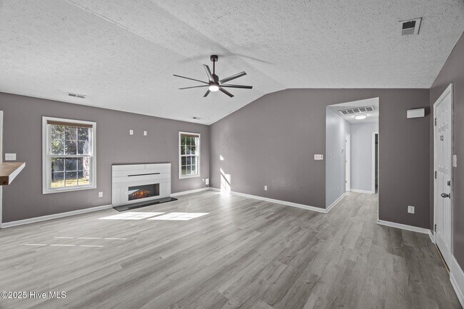Building Photo - 335 Tall Pine Rd