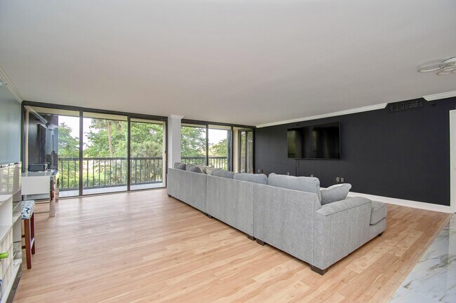 Building Photo - 2480 Presidential Way