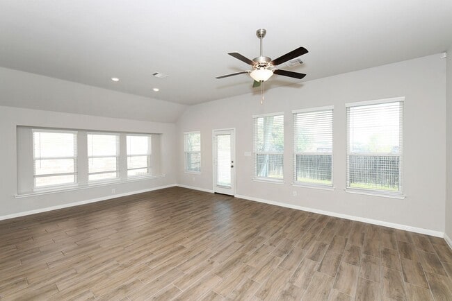 Building Photo - Move-In Special! Enjoy 2 Weeks Free Rent o...