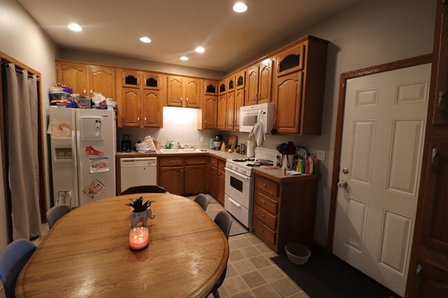 Building Photo - Spacious Town House for Rent