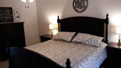 Building Photo - Available JULY 1st! Beautiful clean open concept home!