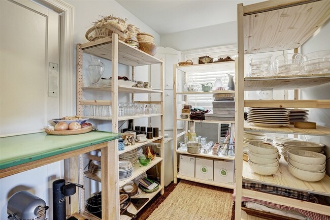 Building Photo - 2112 Banks St