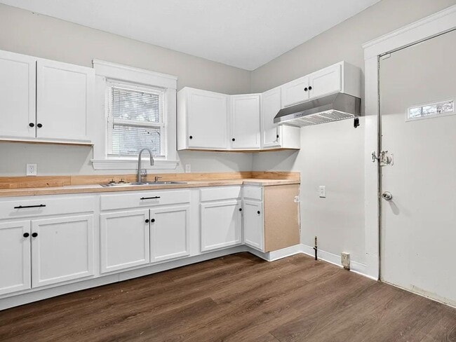 Building Photo - 10100 Yale Ave