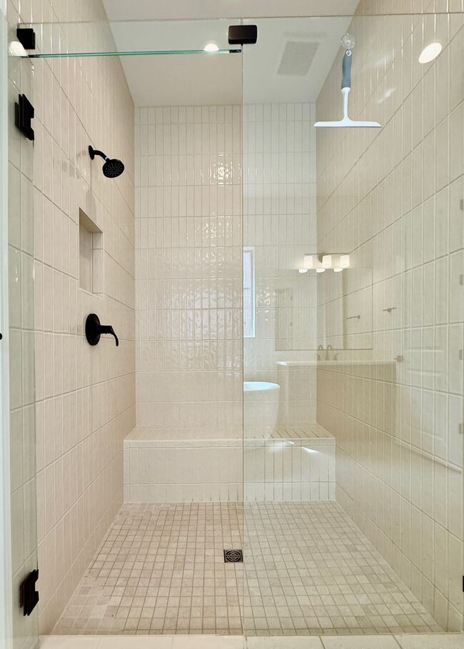 Building Photo - Luxury Living in Kissing Camels – 4 Bed | ...