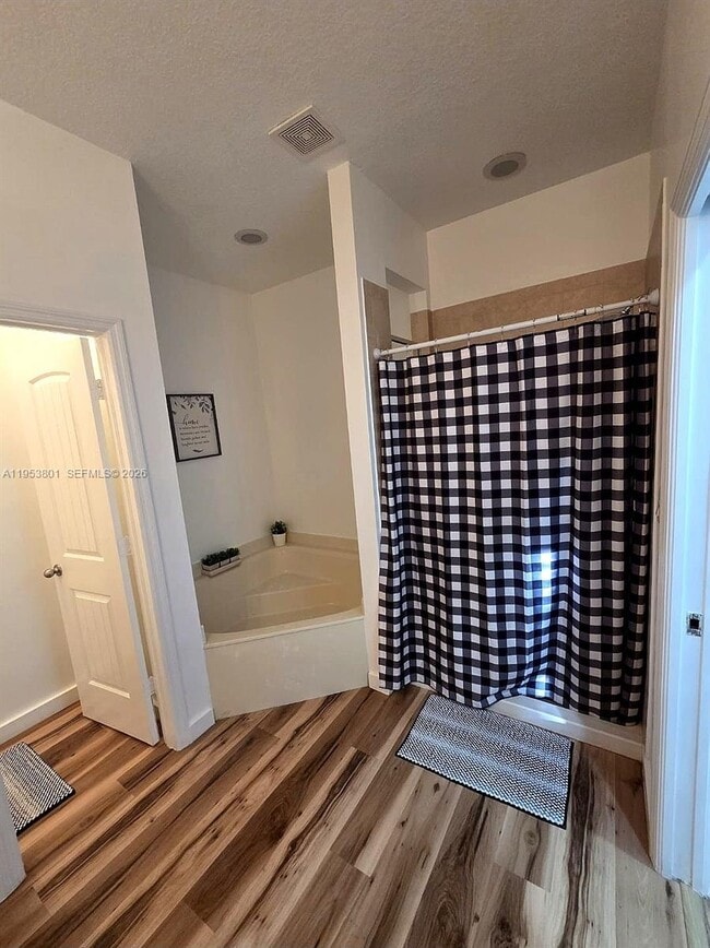 Building Photo - 540 NE 33rd Terrace