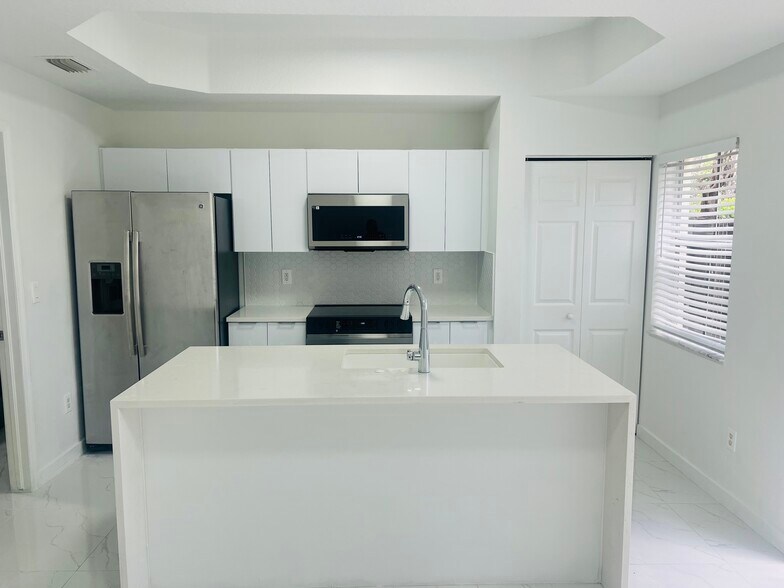 Building Photo - 4934 White Mangrove Way E