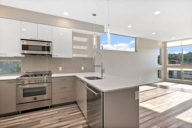 Building Photo - Elegant Mt. Baker End Unit Townhome with AIR CONDITIONING